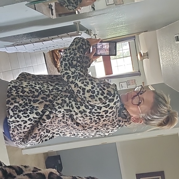 STUNNING JM COLLECTION FAKE LEOPARD PRINT FUR COAT - Picture 3 of 14